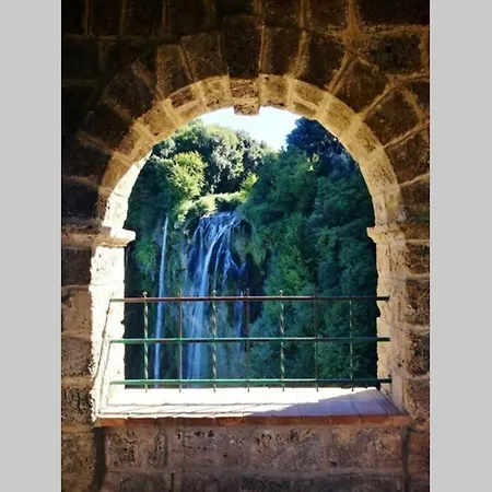 Spoleto Lovely Rustic House In The Nature 度假居 *